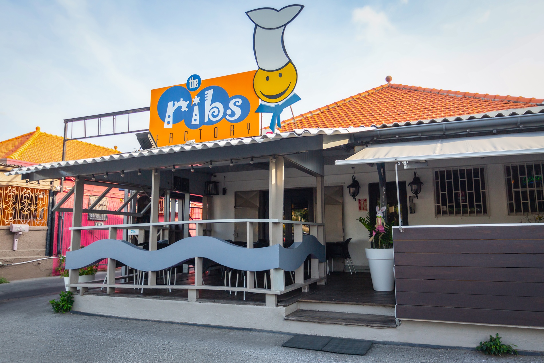 Cocktail and plated food